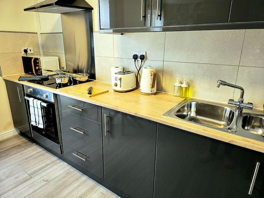 Homely One Bed On Main Road With Easy Access To Or Peak District * Heeley