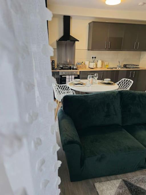 Apartment Homely One Bed On Main Road With Easy Access To Or Peak District *