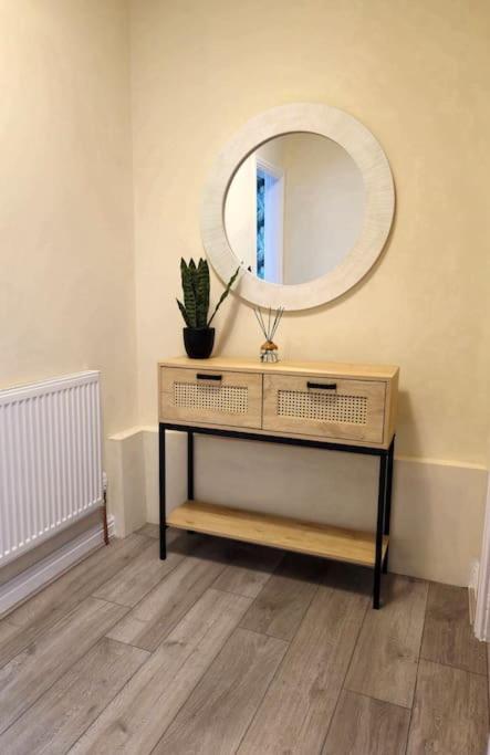 Homely One Bed On Main Road With Easy Access To Or Peak District